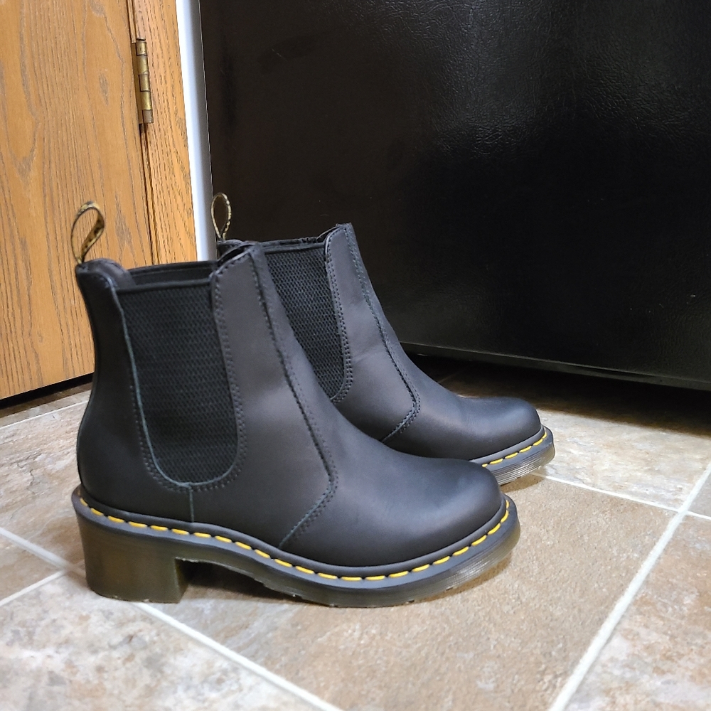 NWOT Dr. Marten Chelsea Boots